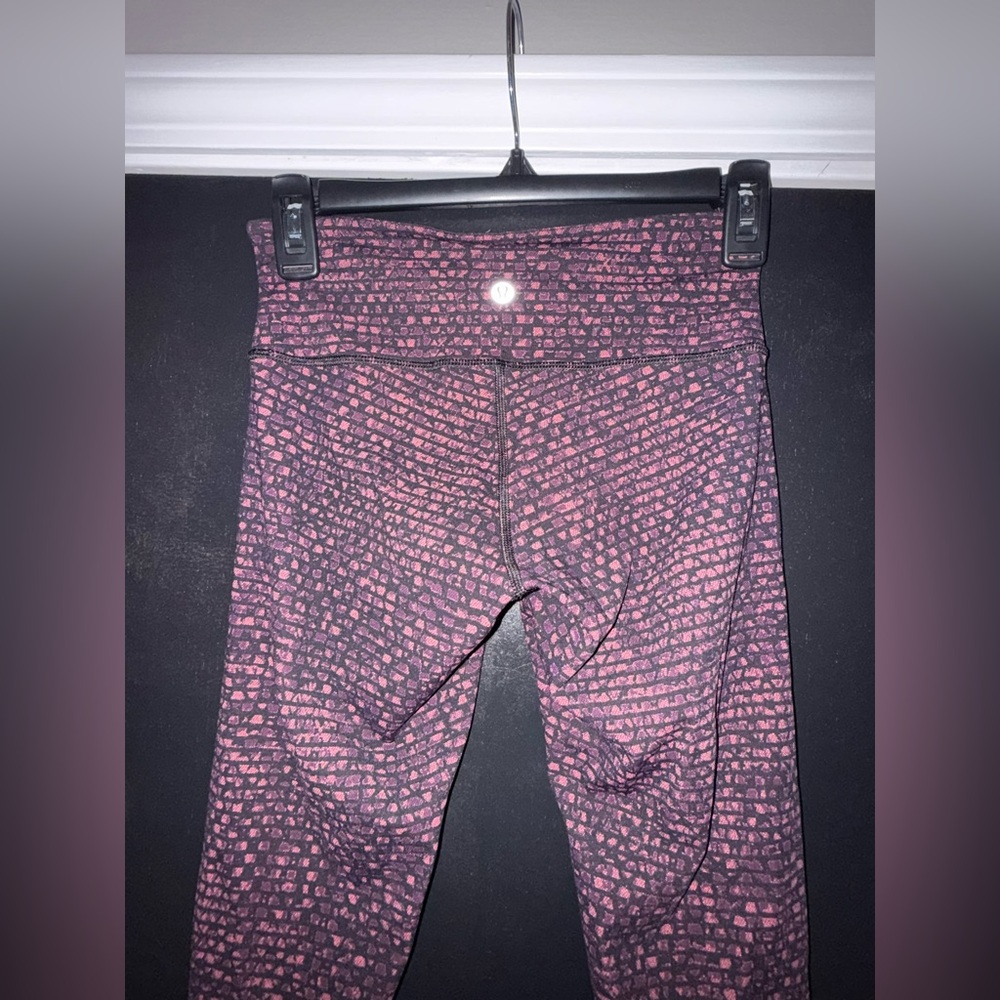 Lululemon Leggings in Pink & Black Pattern, Size 4 - Picture 5 of 8